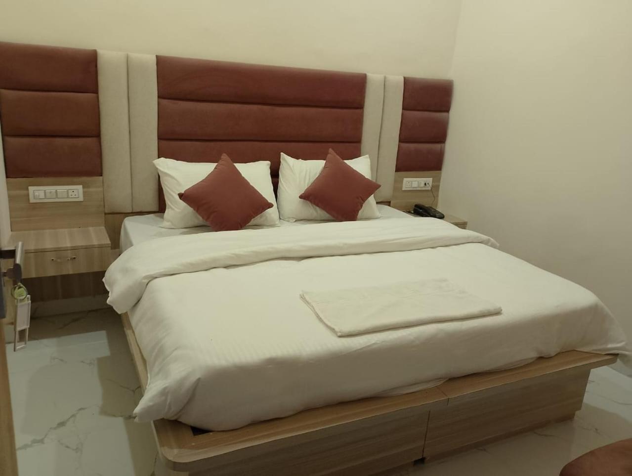 Hotel Lr Delite Inn Mathura Exterior photo